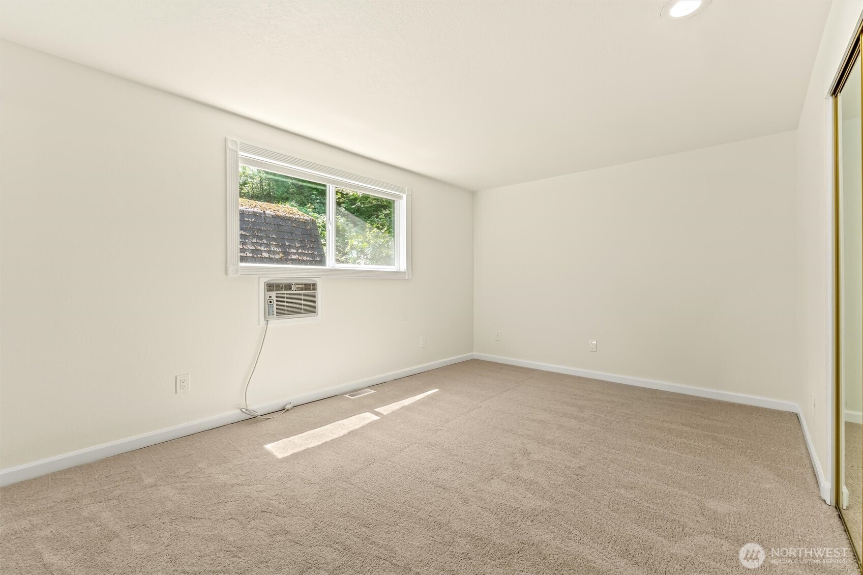 8830 Shell Place Edmonds, WA 98026 - Photo 16 of 39