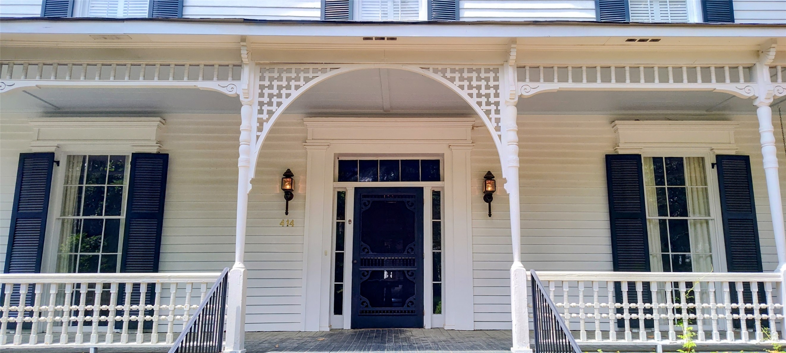 414 Spring Street Washington, GA 30673 - Photo 4 of 42 a front view of a building with glass door