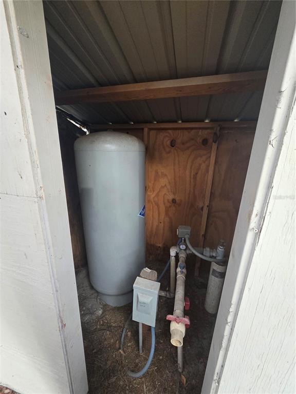 205 Little Star Road Hawthorne, FL 32640 - Photo 4 of 11 a bathroom with a toilet and a shower