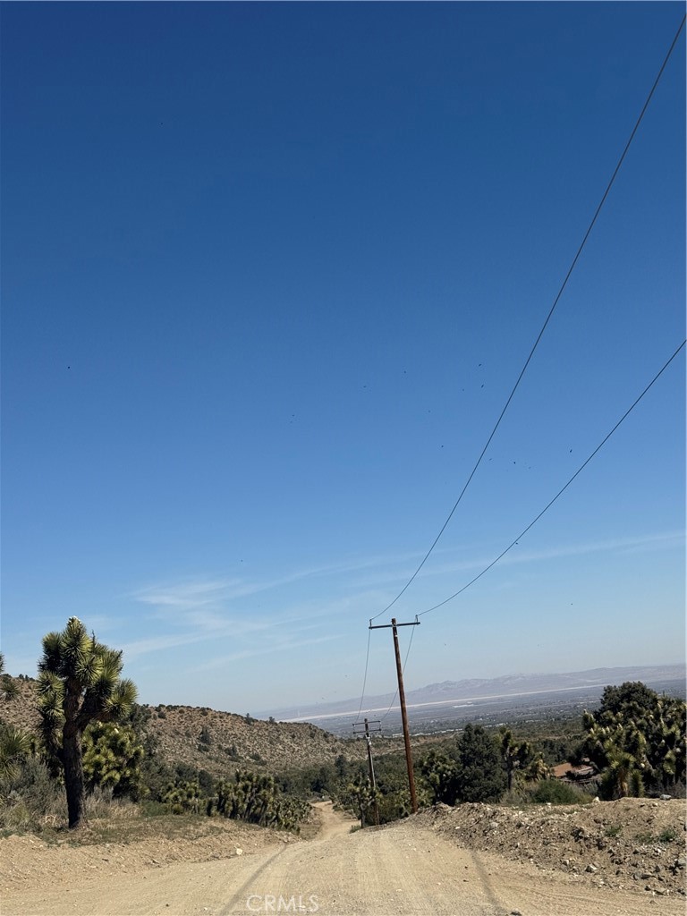 41112 Jack Rabbit Road Pinon Hills, CA 92372 - Photo 3 of 6 a view of a terrace