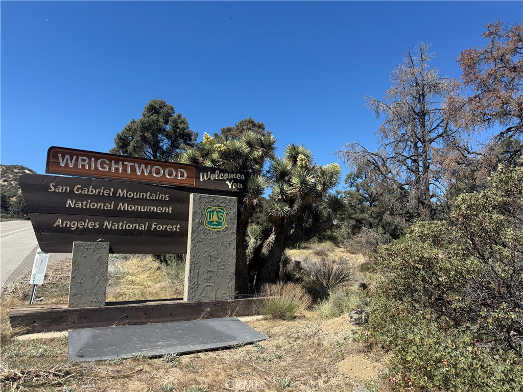 41112 Jack Rabbit Road Pinon Hills, CA 92372 - Photo 5 of 6 a view of a entrance gate of the house