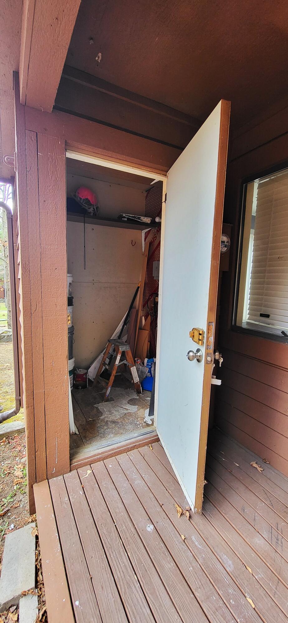 264 Bristol Way Bushkill, PA 18324 - Photo 20 of 24 a view of a hardwood floor and staircase