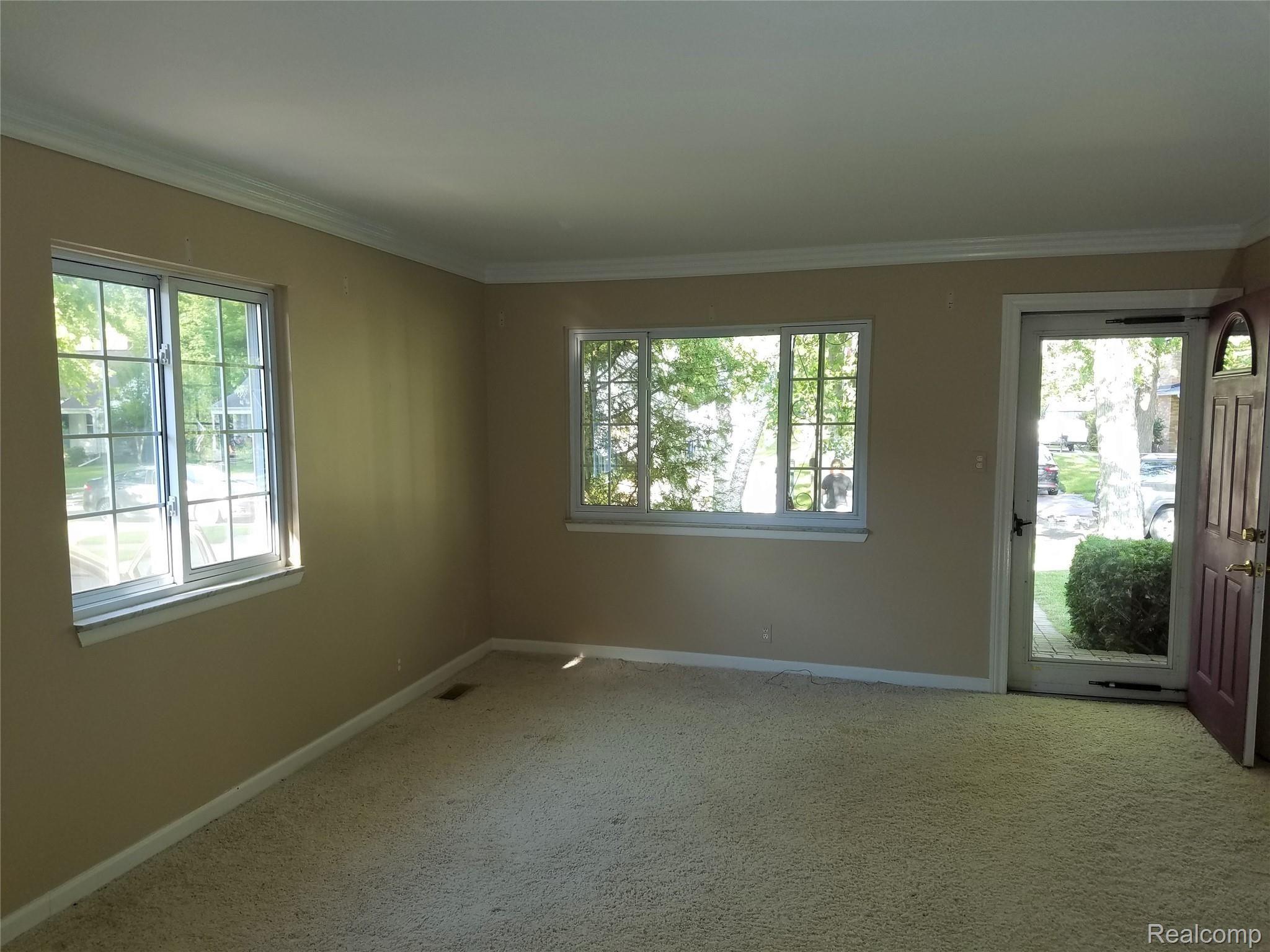 330 Exmoor Road Waterford, MI 48328 - Photo 8 of 12 Living room 4.jpg