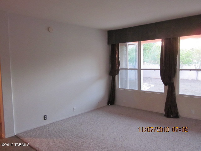 9920 North Stratton Saddle Trail Tucson, AZ 85742 - Photo 5 of 10 a view of an empty room with a window