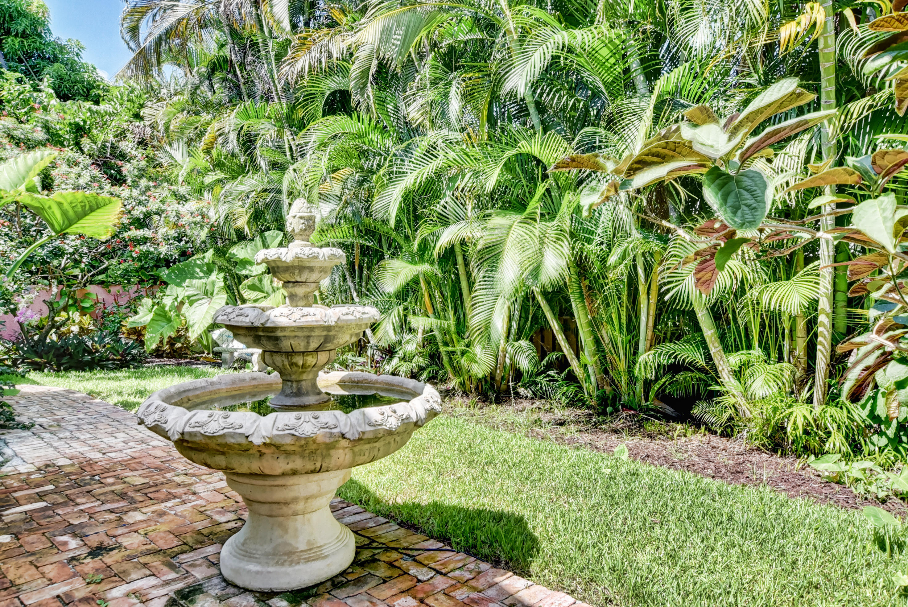 375 East Boca Raton Road Boca Raton, FL 33432 - Photo 43 of 43 a view of a yard with plants