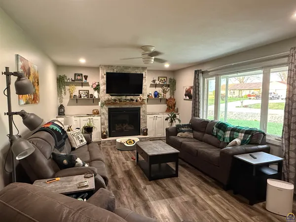 $299,900 | 4535 Southeast Pawnee Drive, Berryton, KS 66409