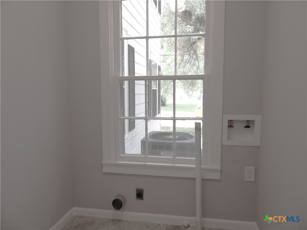 415 Easy Street Marlin, TX 76661 - Photo 36 of 45 a bathroom with a window