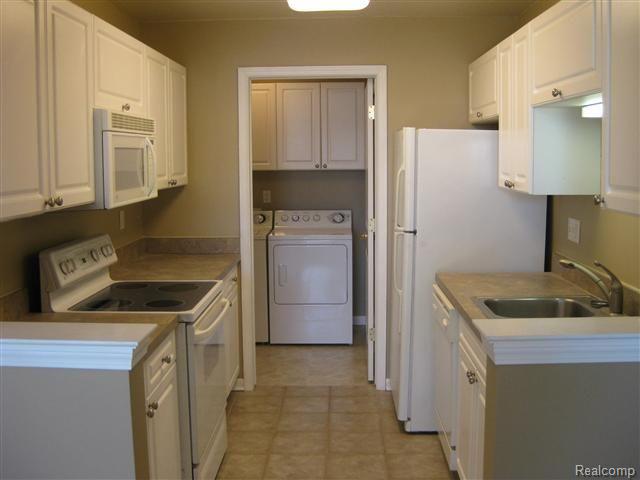 3541 Oakmonte Boulevard, Unit 54 Rochester, MI 48306 - Photo 3 of 27 3.JPG