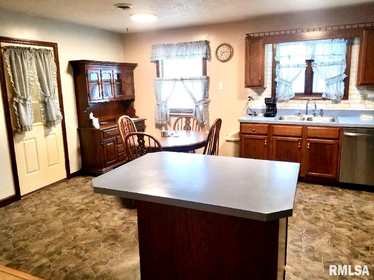 17001 Lowry Avenue Benton, IL 62812 - Photo 4 of 36