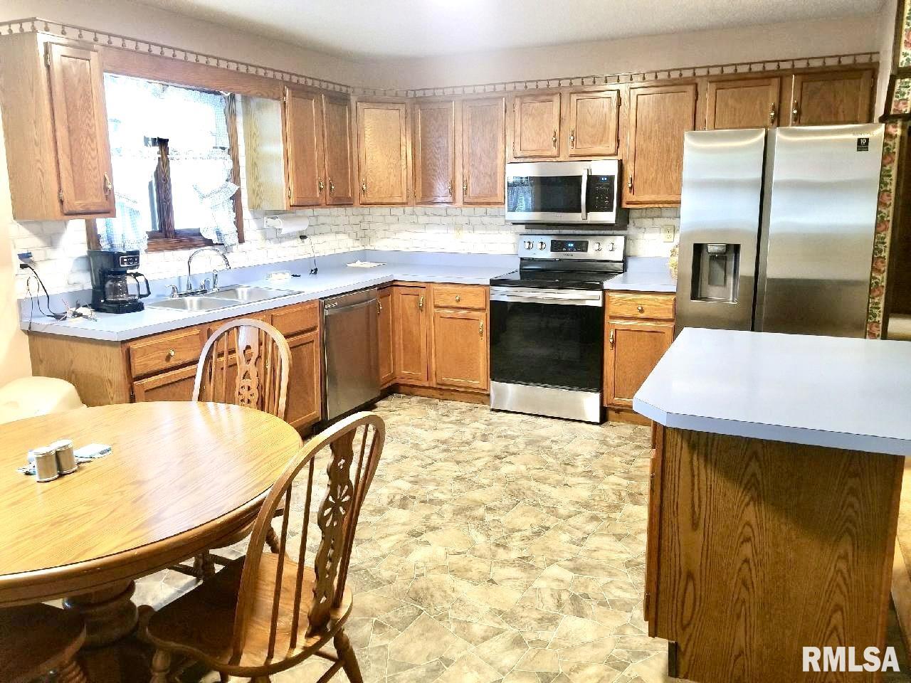 17001 Lowry Avenue Benton, IL 62812 - Photo 5 of 36