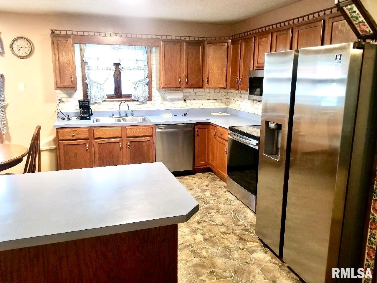 17001 Lowry Avenue Benton, IL 62812 - Photo 6 of 36