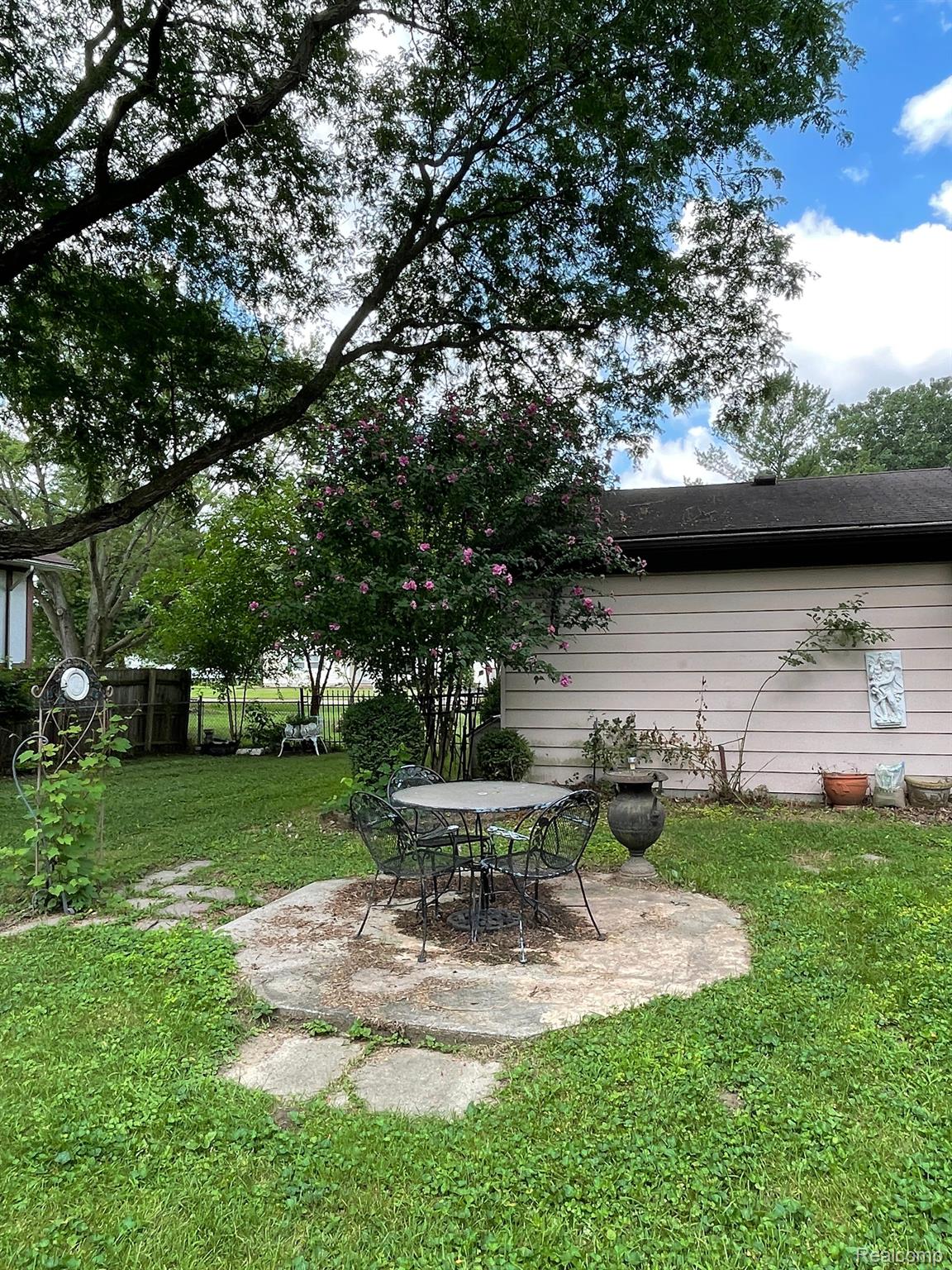 7253 Edwards Road Belleville, MI 48111 - Photo 20 of 21 Picnic area