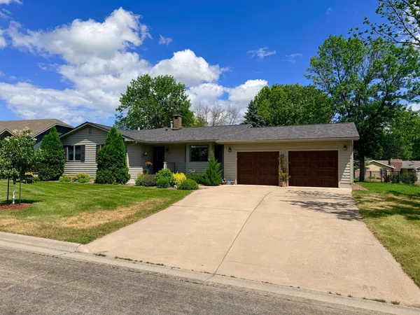 $424,900 | 437 Crescent Drive, Albert Lea, MN 56007
