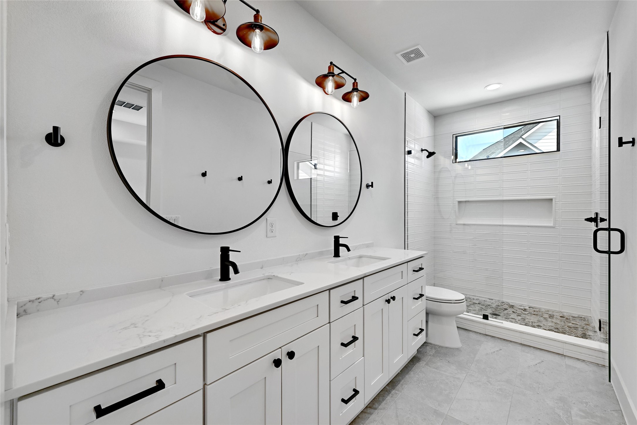 1140 Webberville Road, Unit 9 Austin, TX 78721 - Photo 9 of 13 Primary Bathroom