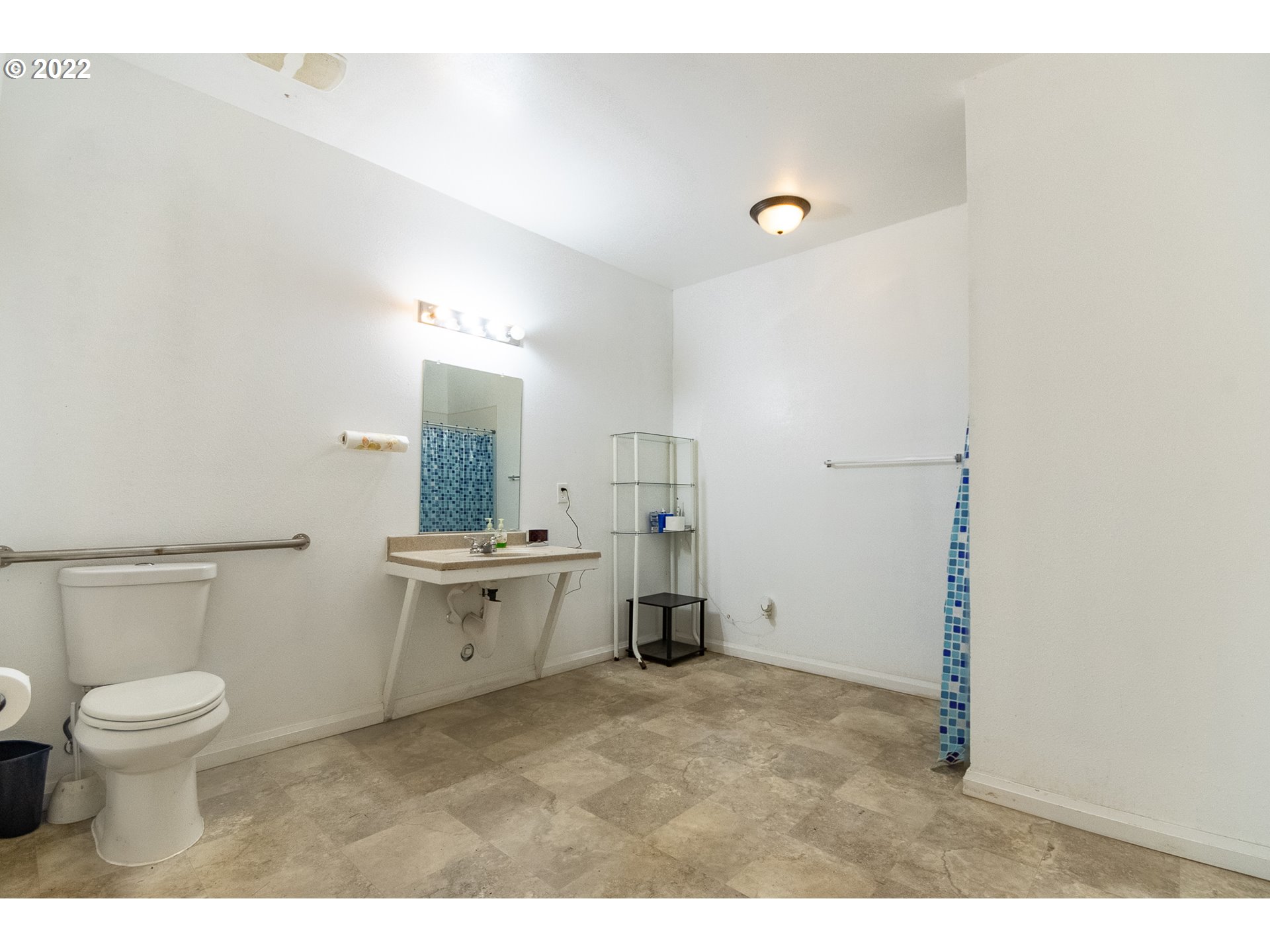 350 Bunker Hill Road Longview, WA 98632 - Photo 13 of 28 a bathroom with a sink a toilet and a mirror
