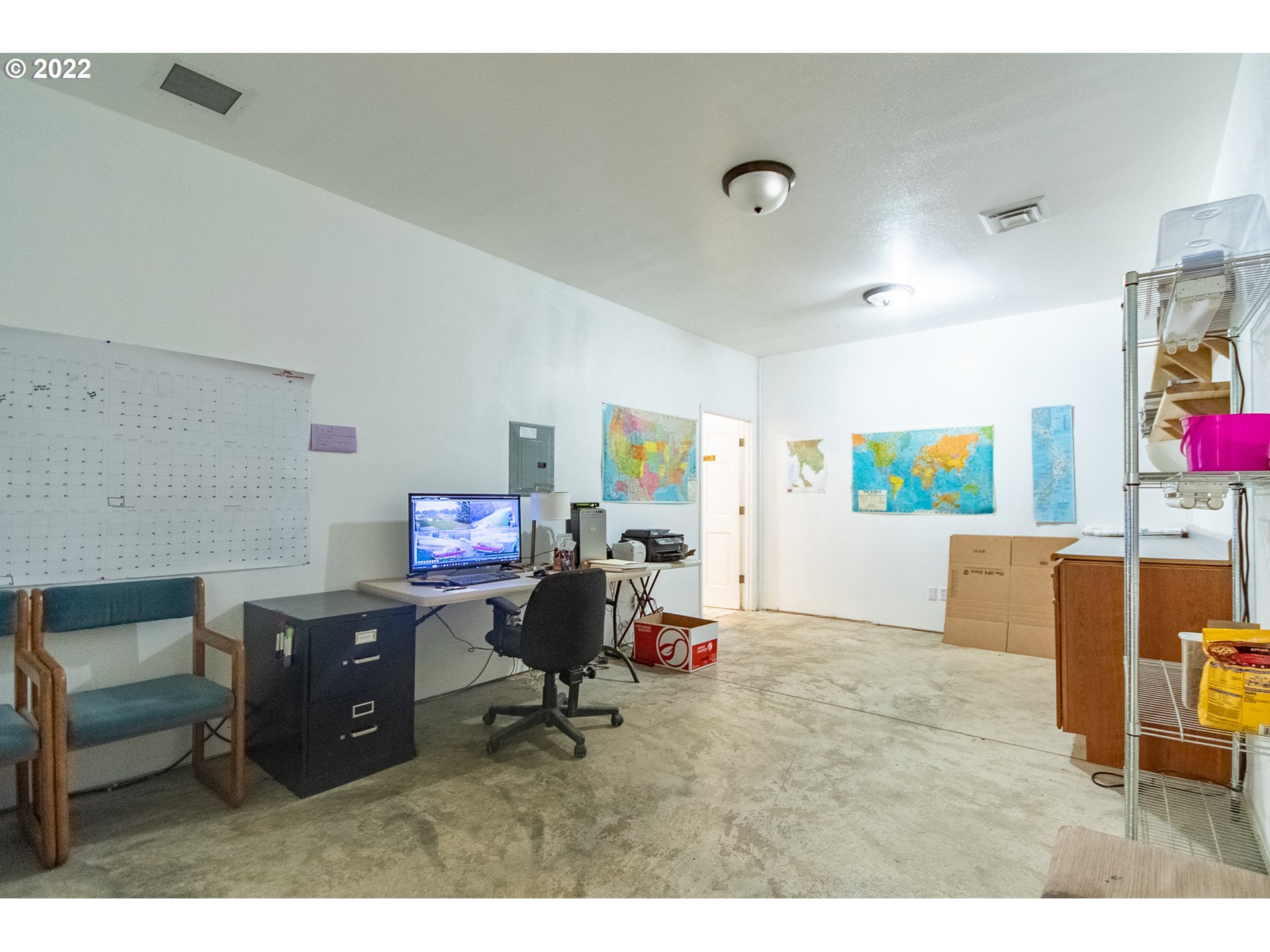 350 Bunker Hill Road Longview, WA 98632 - Photo 16 of 28 a living room with furniture and a flat screen tv
