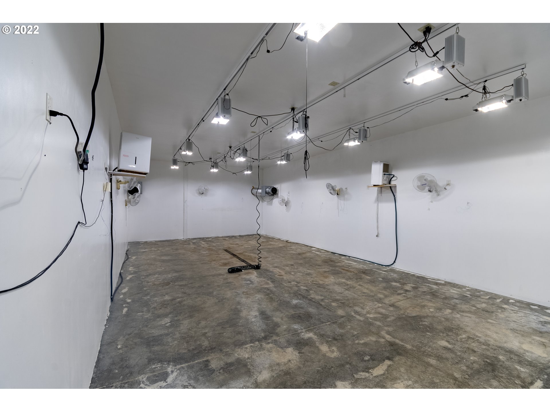 350 Bunker Hill Road Longview, WA 98632 - Photo 8 of 28 a view of a interior in a room