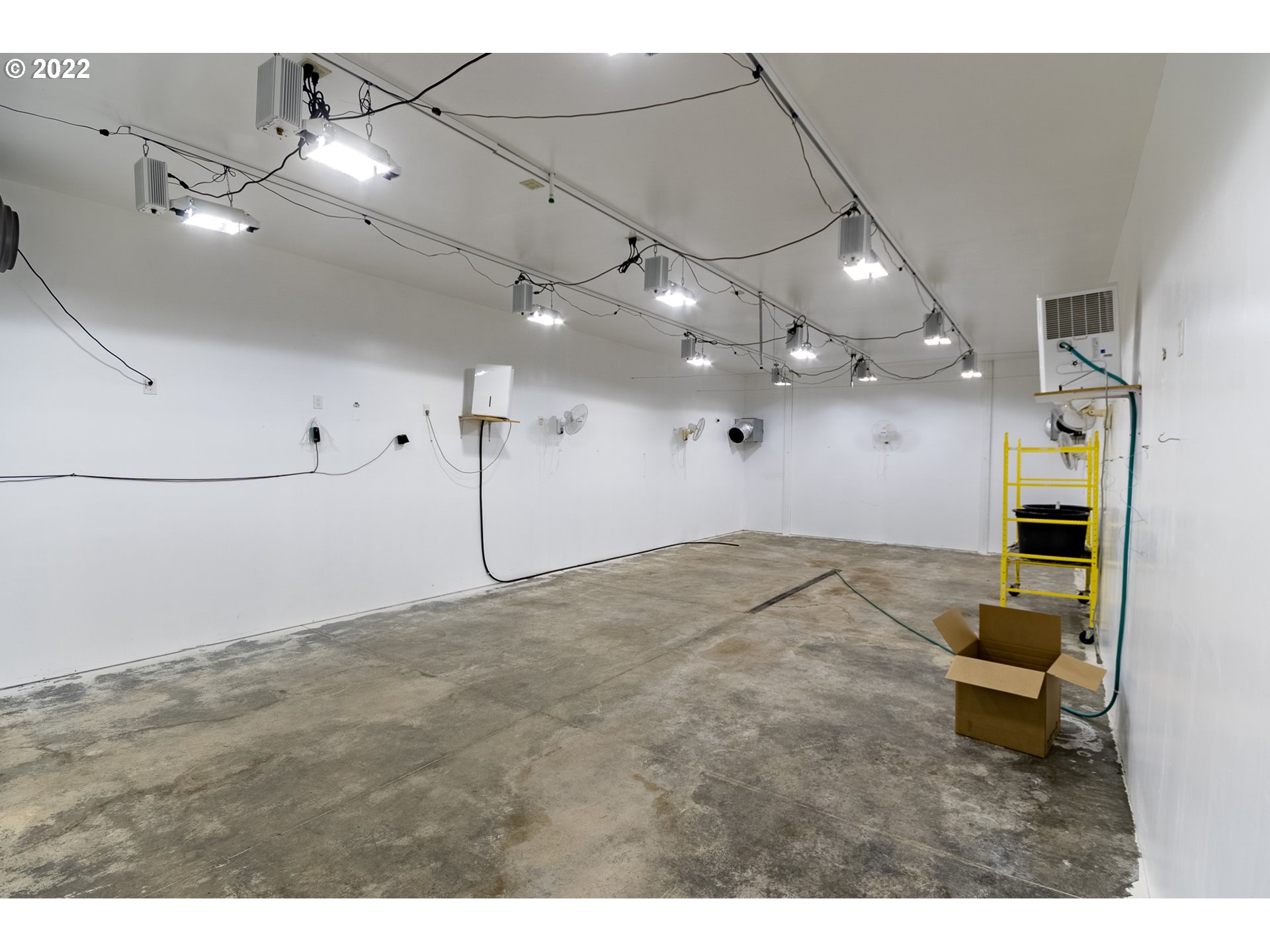 350 Bunker Hill Road Longview, WA 98632 - Photo 9 of 28 a view of a livingroom and a kitchen