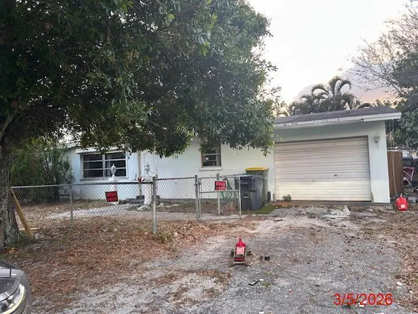 a view of a back yard of the house