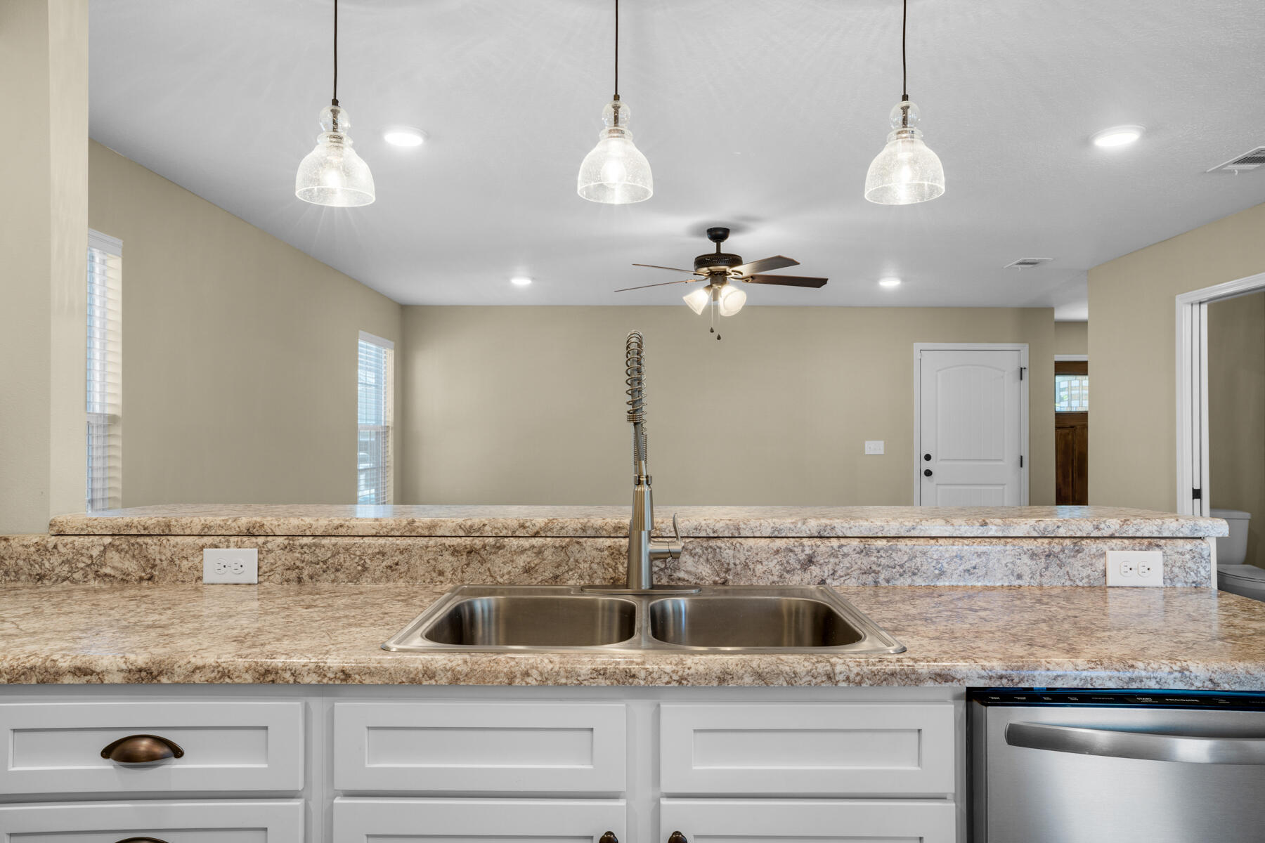 194 Wainwright Drive Crestview, FL 32539 - Photo 10 of 25 194 Wainwright Dr_20221121_043