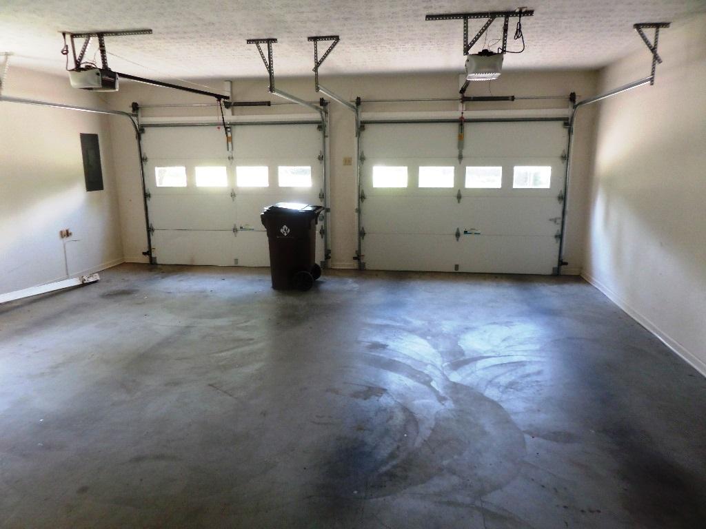 126 Chestnut Hill Road Oak Ridge, TN 37830 - Photo 14 of 34 garage
