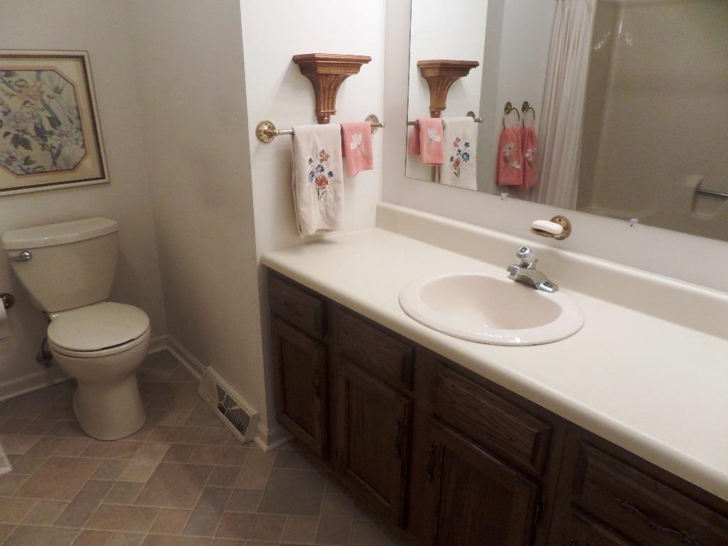 126 Chestnut Hill Road Oak Ridge, TN 37830 - Photo 22 of 34 hallbath