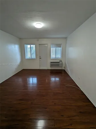 $1,650 | 220 Collins Avenue, Unit 4B, Miami Beach, FL 33139