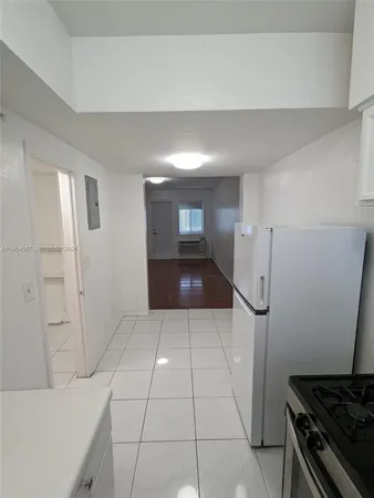 $1,650 | 220 Collins Avenue, Unit 4B, Miami Beach, FL 33139