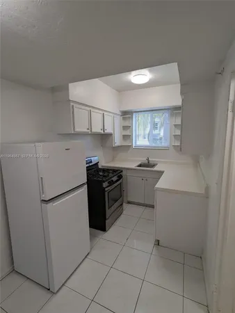 $1,650 | 220 Collins Avenue, Unit 4B, Miami Beach, FL 33139