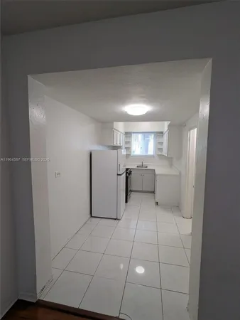 $1,650 | 220 Collins Avenue, Unit 4B, Miami Beach, FL 33139