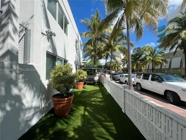 $1,650 | 220 Collins Avenue, Unit 4B, Miami Beach, FL 33139