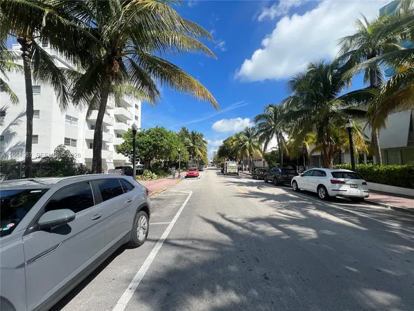 $1,650 | 220 Collins Avenue, Unit 4B, Miami Beach, FL 33139