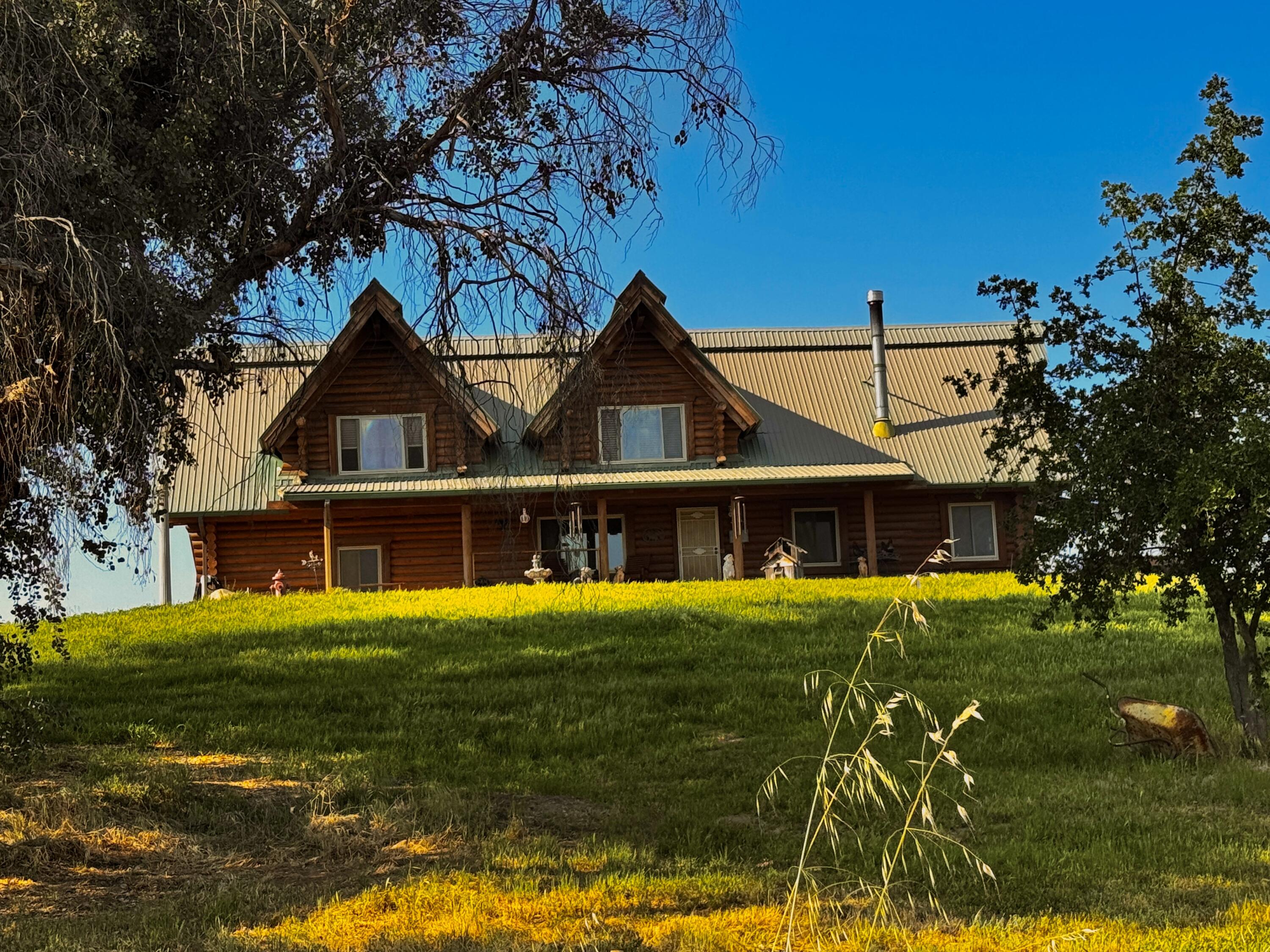 30723 Hamilton Drive Exeter, CA 93221 - Photo 4 of 85 a front view of a house with a garden