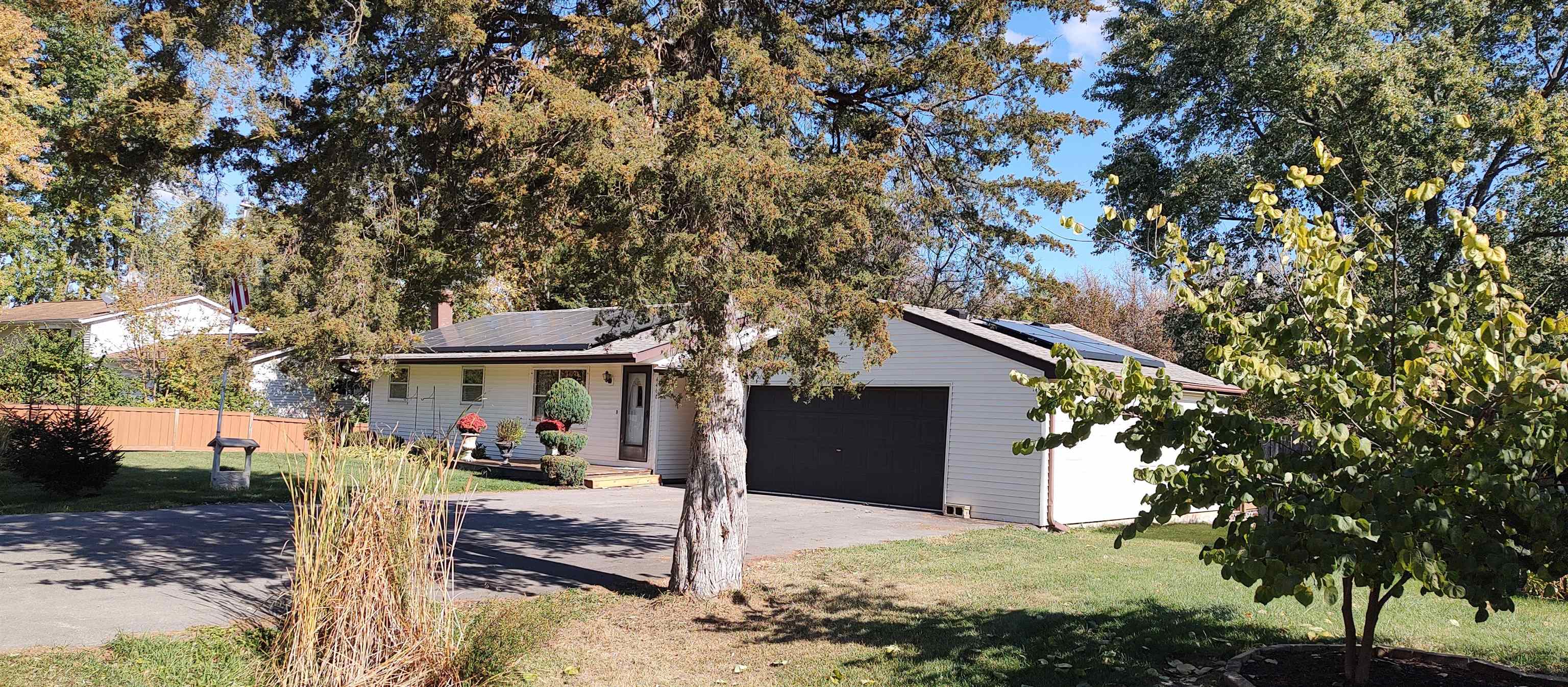 4466 Brookdale Road Rockford, IL 61109 - Photo 5 of 43 a front view of a house with a tree