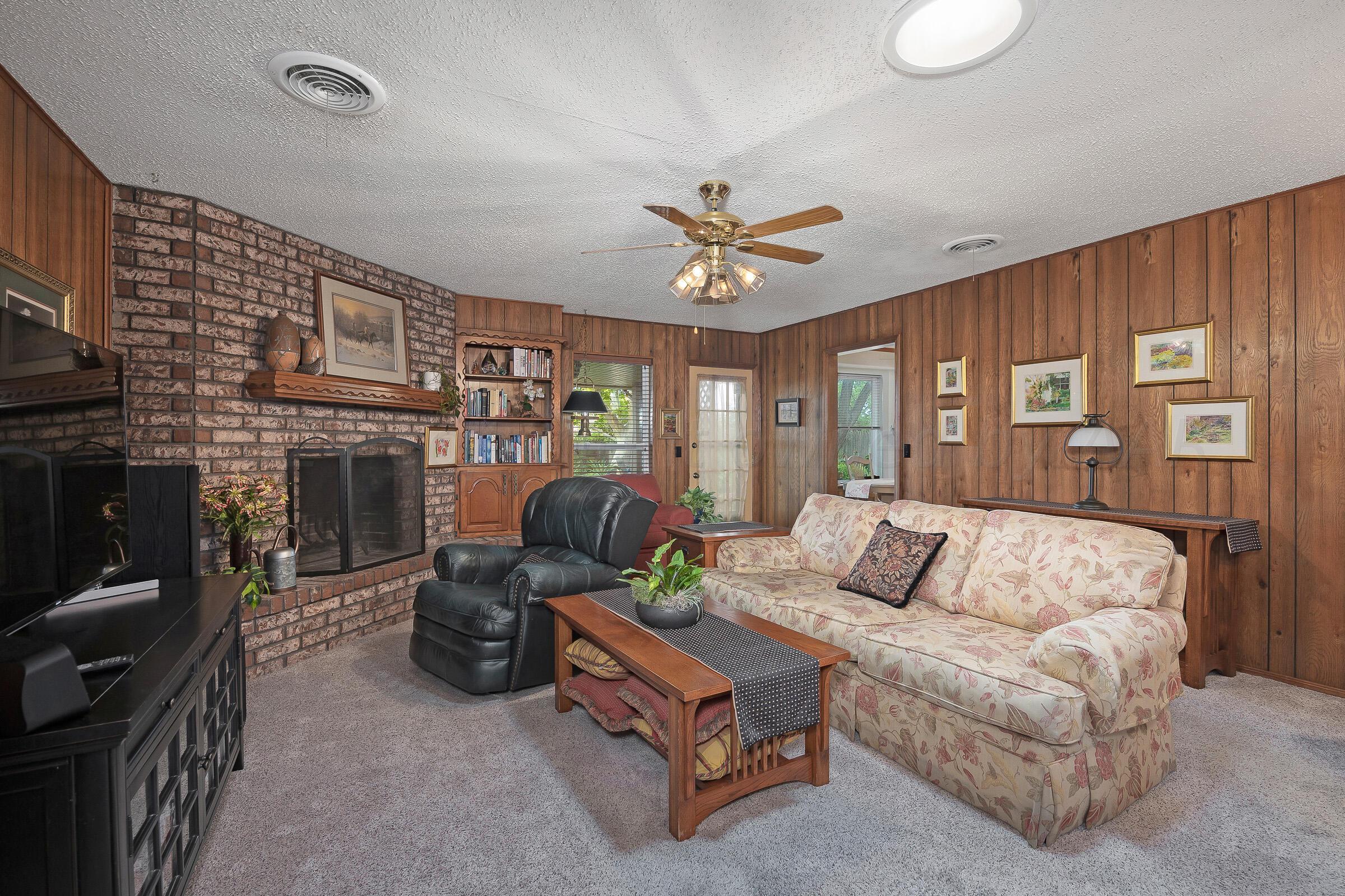 7413 Holyoke Trail Amarillo, TX 79121 - Photo 4 of 24 005_Living Room