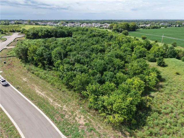 $750,000 | 17420 Galloway Drive, Stilwell, KS 66085