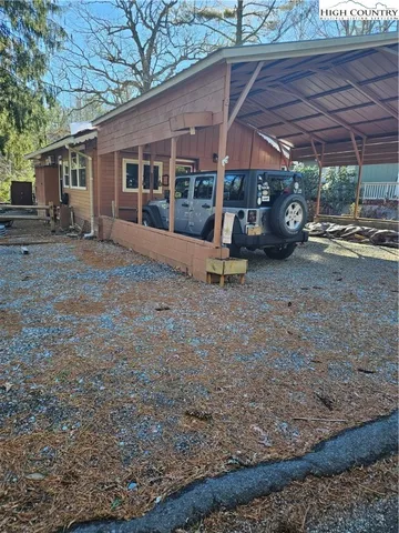 a view of a house with backyard
