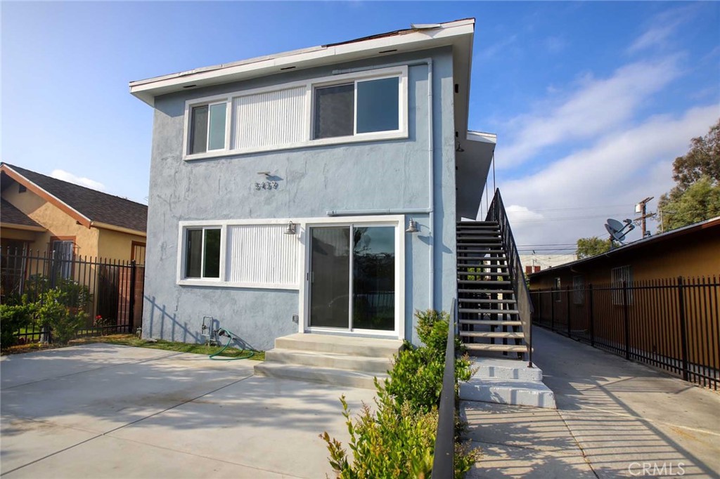 5459 Carlin Street, Unit 1 Los Angeles, CA 90016 - Photo 5 of 22 a front view of a house with yard and parking