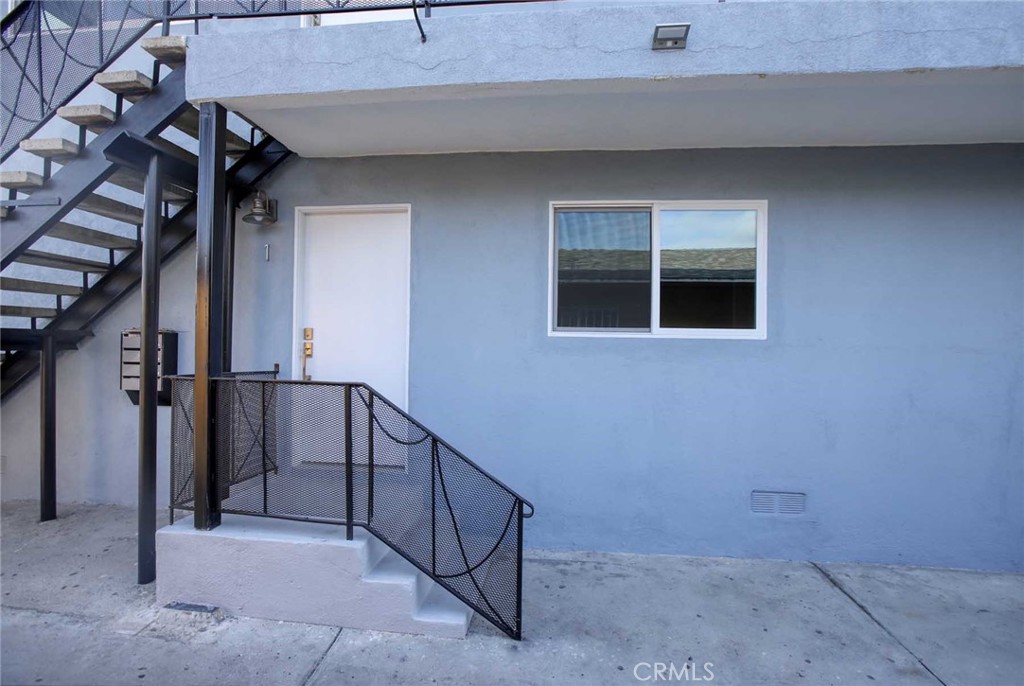 5459 Carlin Street, Unit 1 Los Angeles, CA 90016 - Photo 9 of 22 a view of entryway