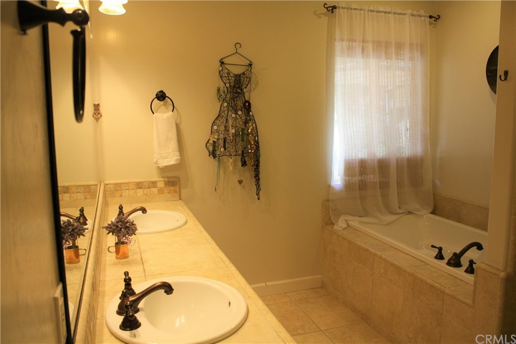 6370 Santa Cruz Road Atascadero, CA 93422 - Photo 17 of 30 Master bathroom