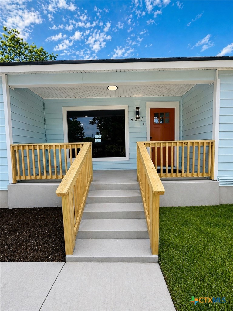 421 South 32nd Street Temple, TX 76501 - Photo 2 of 27 a view of entryway with wooden floor