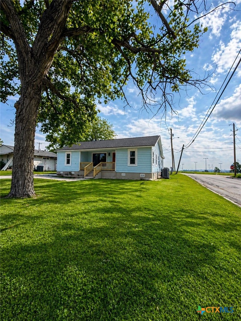 421 South 32nd Street Temple, TX 76501 - Photo 22 of 27 a front view of a house with a garden