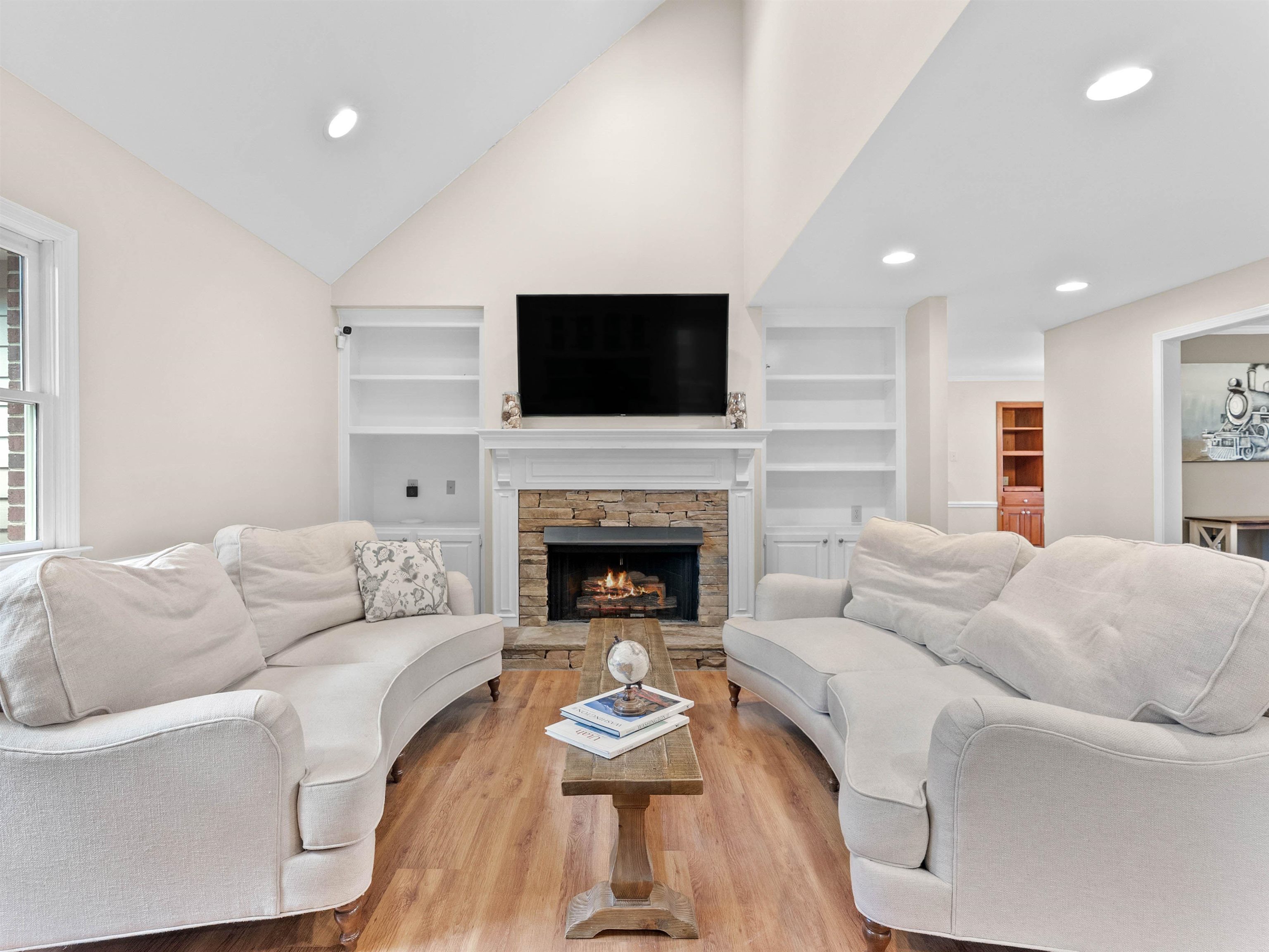 104 Emerald Pointe Drive Seneca, SC 29672 - Photo 12 of 48 Living Room