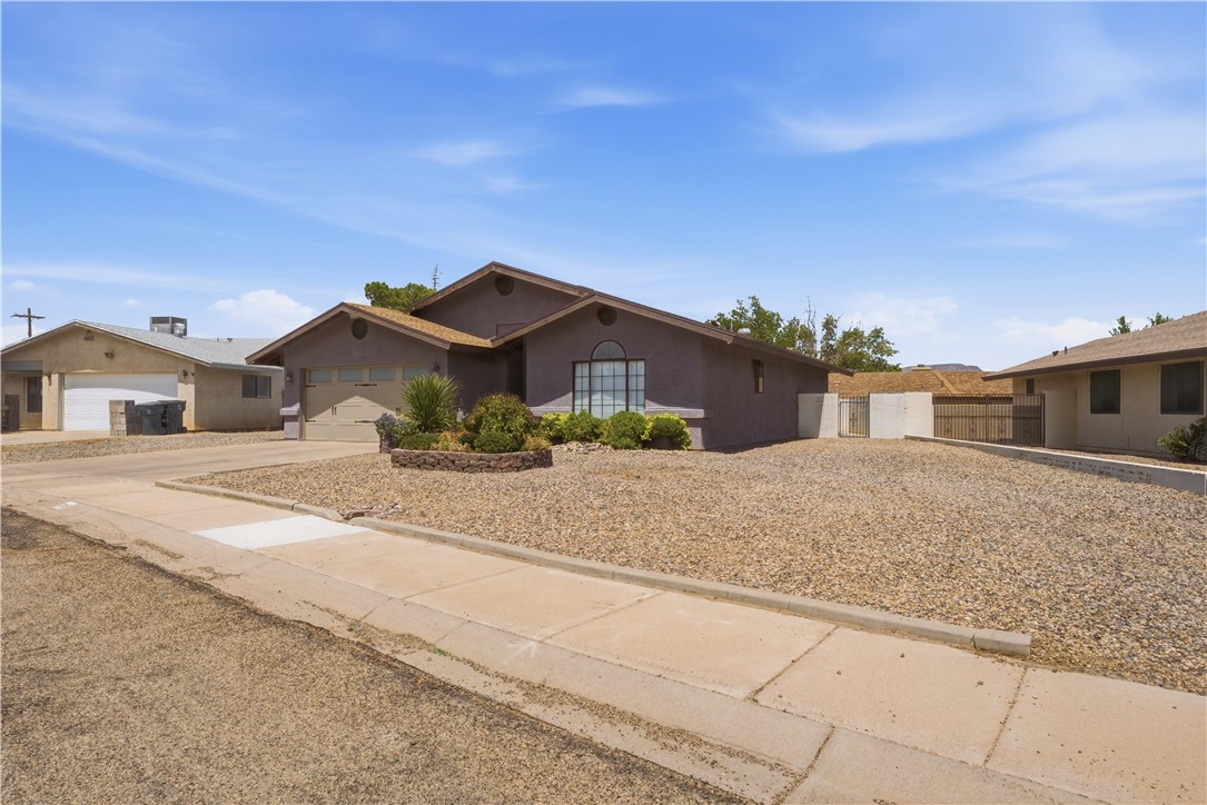 2719 Ricca Court Kingman, AZ 86401 - Photo 27 of 33 a front view of a house with a yard