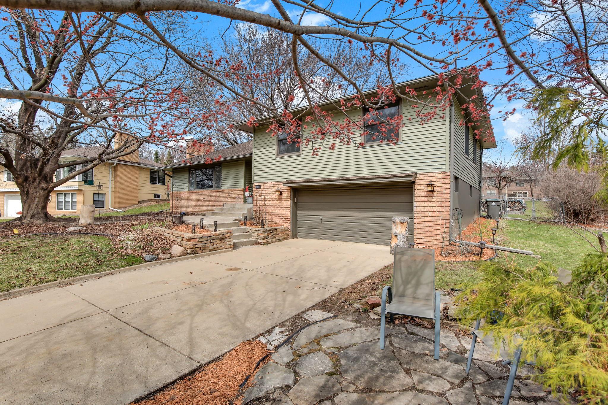 5116 Meadow Ridge Edina, MN 55439 - Photo 4 of 43