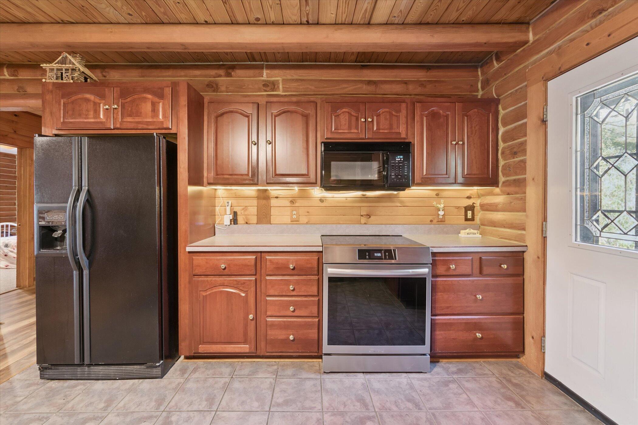 1750 Fox Road Jackson, MI 49201 - Photo 19 of 72 17-1750-Fox-Rd-Jackson-MI-49201-WindowSt
