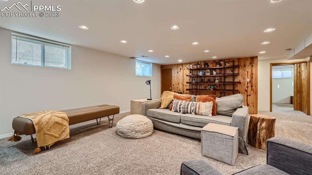 530 Valley Road Colorado Springs, CO 80904 - Photo 28 of 50 a living room with furniture