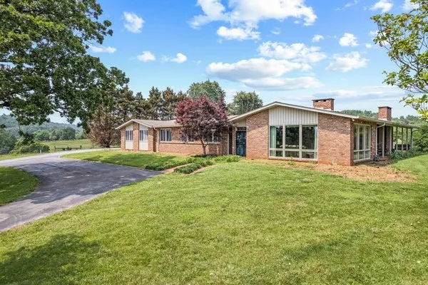 a view of a house with backyard and garden