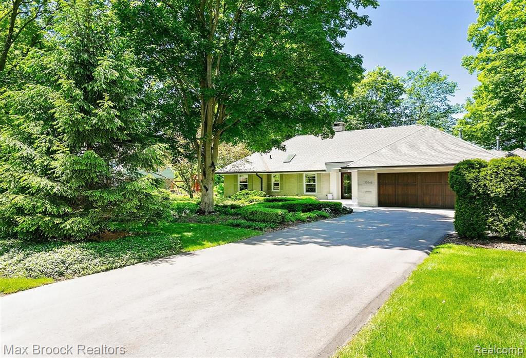 19248 Riverside Drive Beverly Hills, MI 48025 - Photo 3 of 54