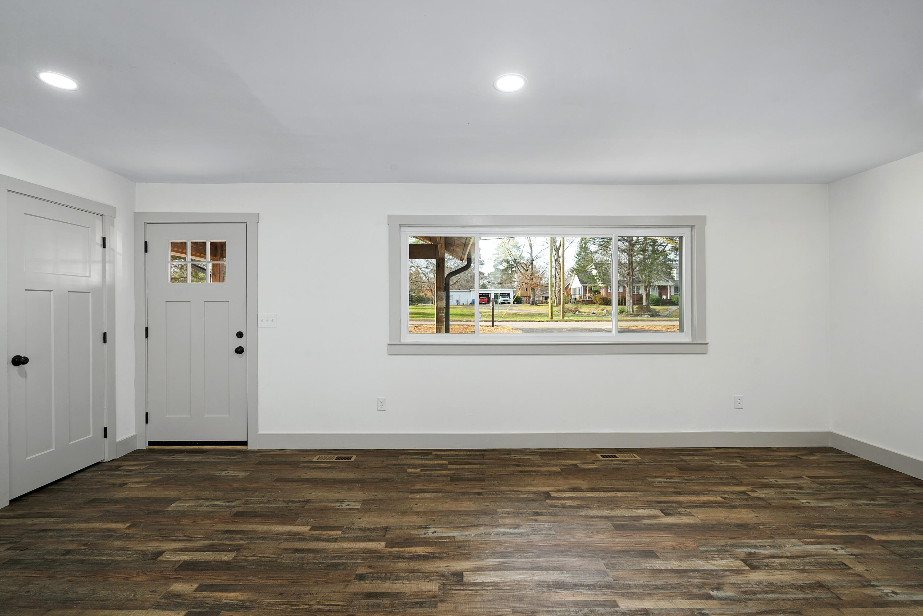 834 Julian Road Chattanooga, TN 37421 - Photo 6 of 31 01. Living Room